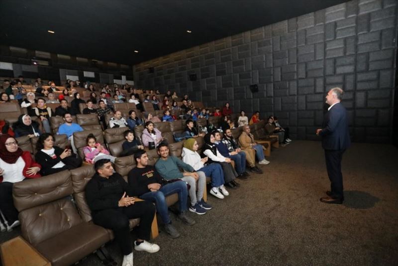 Başkan Taban Gençlerle Sinemada Buluşup Mesaj Verdi: “Başımıza İcat Çıkarın”