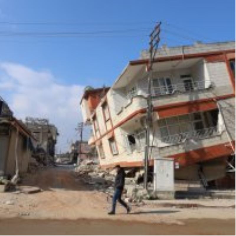 Enkaz yığınlarında nefes arayışı