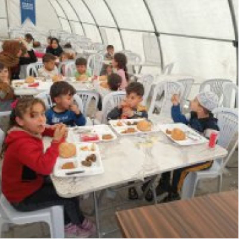 Küçük depremzedelere erken iftar