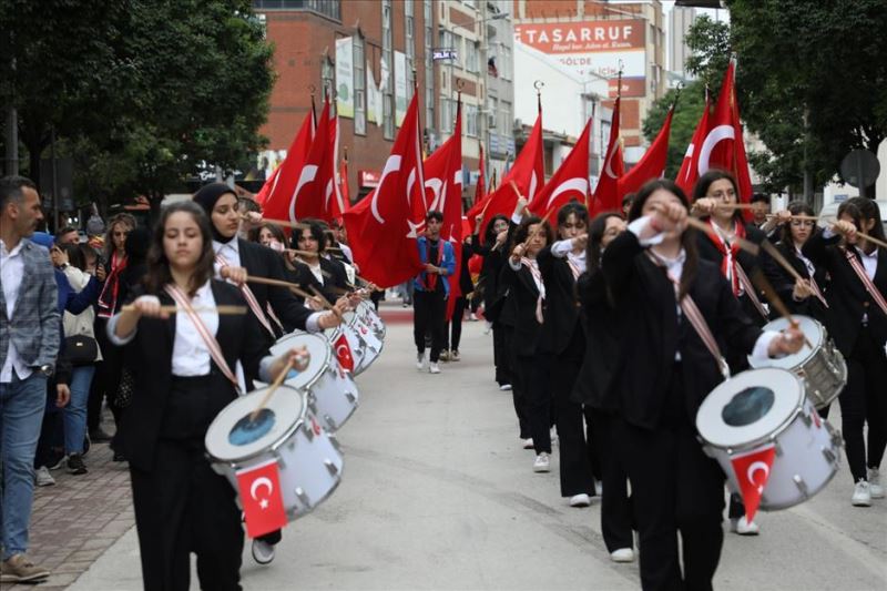 Gençler 19 Mayıs Coşkusunu Sokaklara Taşıdı