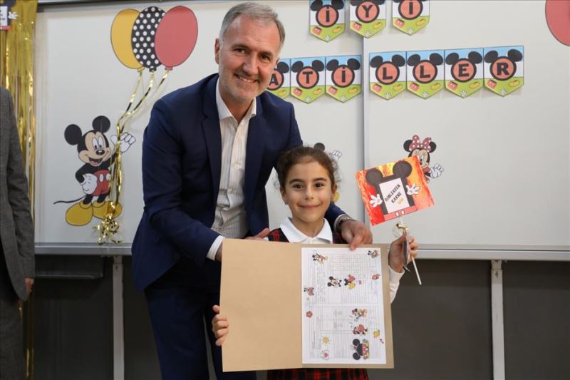 İnegöl Protokolü Öğrencilerin Karne Heyecanına Ortak Oldu