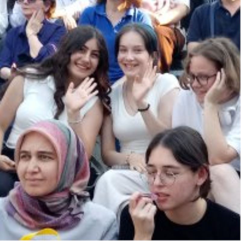 Sahne, ‘adam olacak’ çocukların