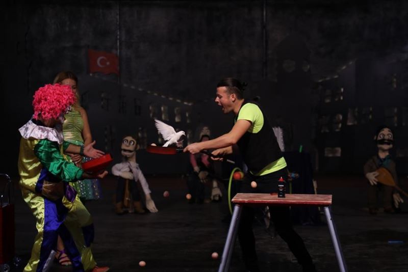 Çocuklar Sirk Gösterisi Ve Kukla Şovla Eğlendi