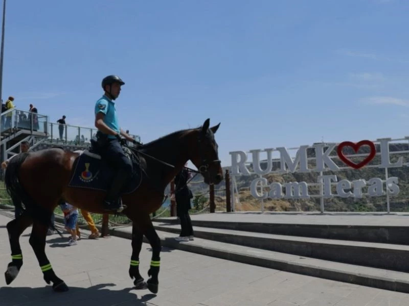 Atlı Jandarma Birlikleri Turistik Yerlerde Devriye Görevi İcra Etti