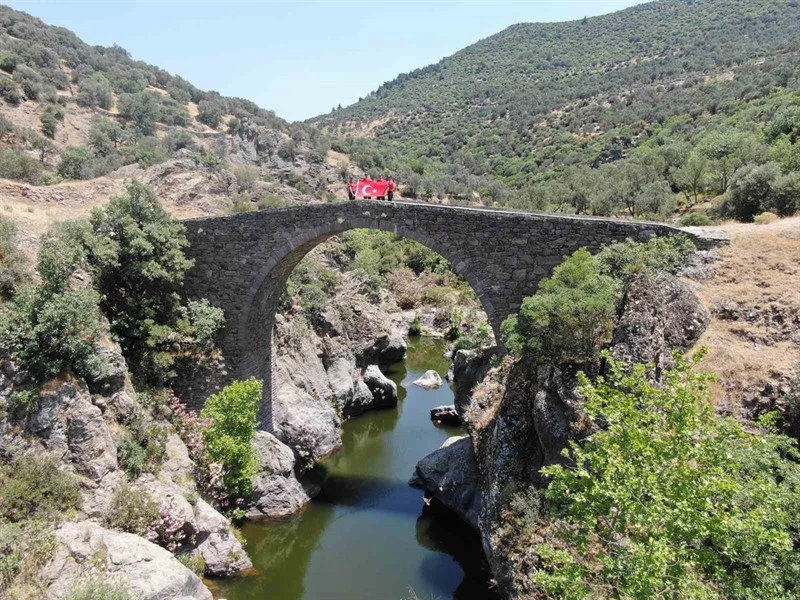 Manisa Jandarmasından Tarihi Köprüde 185. Yıl Kutlaması