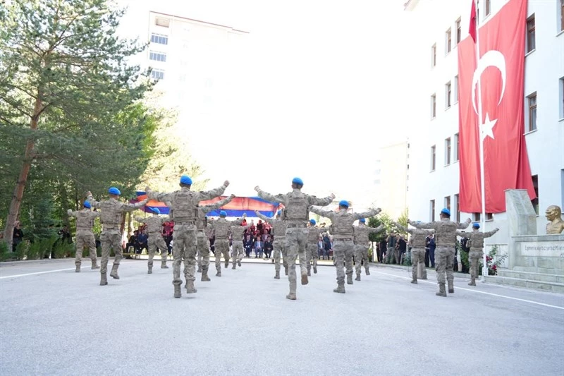 Komandolar Zeybek Performansıyla Göz Doldurdu