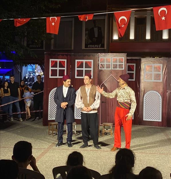 Ayyar Hamza Çarşı Meydanında İzleyiciyle Buluştu