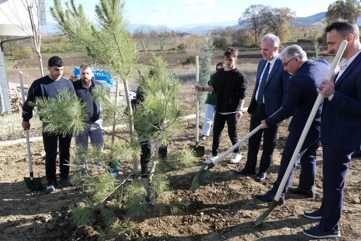 İnegöllü Gençler 32 Fidan Dikerek Örnek Oldu