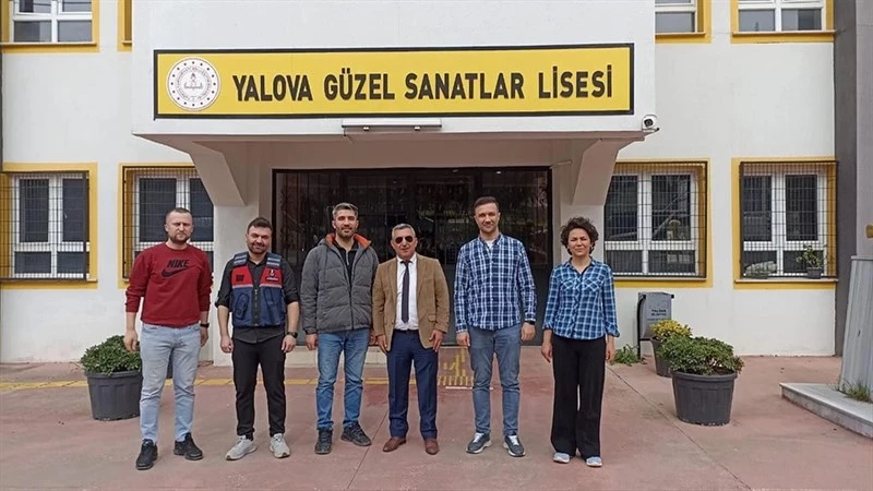 Yalova İl Jandarma Komutanlığı Ekipleri, Yalova Güzel Sanatlar Lisesi’ne Giderek Siber Güvenlik ve Zorbalık Üzerine Farkındalık Eğitimi Gerçekleştirdi